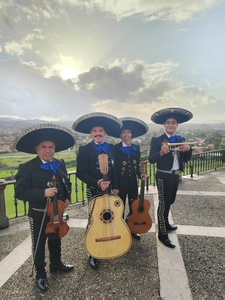 Cuatro mariachis de Mariachi Toluca al atardecer en una terraza