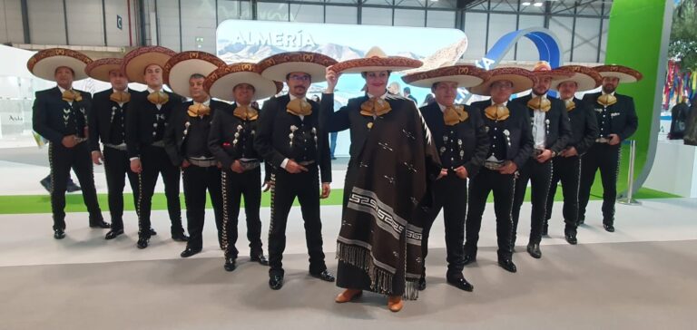 Gran formación de Mariachi Toluca en un escenario durante un evento