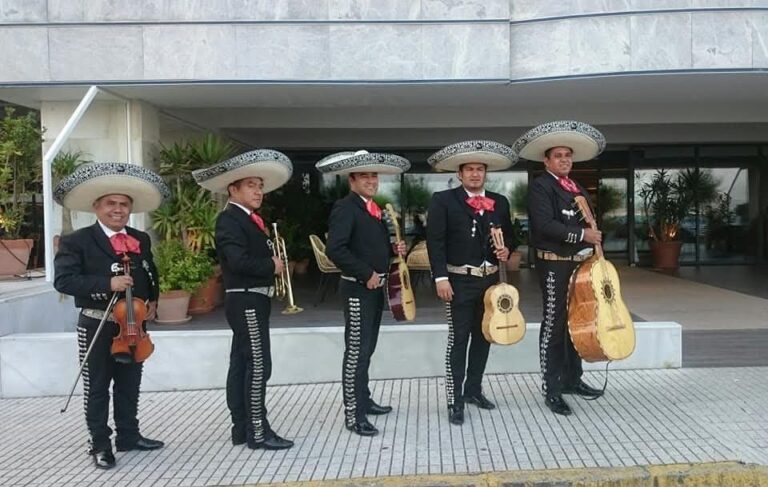 Mariachi Toluca recibiendo a los invitados de una boda a la entrada de un hotel
