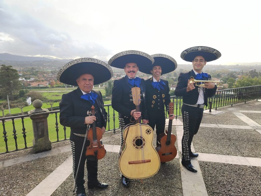 Mariachi Toluca actuando al aire libre en una terraza con vistas a los valles de Asturias