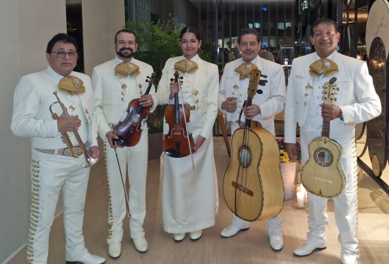 Mariachi Toluca con traje blanco de gala, con violines, trompeta, vihuela y guitarrón