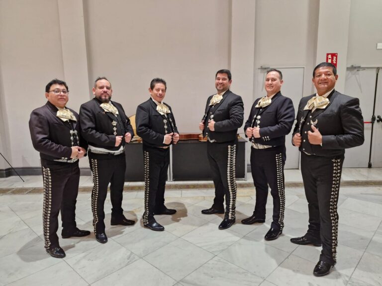 Grupo de seis mariachis de Mariachi Toluca con traje negro de charro antes de un evento